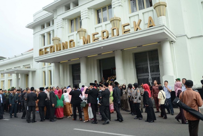 Suasana di luar Gedung Merdeka, Kota Bandung, saat pelantikan enam kepala daearh oleh Gubernur Ahmad Heryawan, Rabu (17/2)