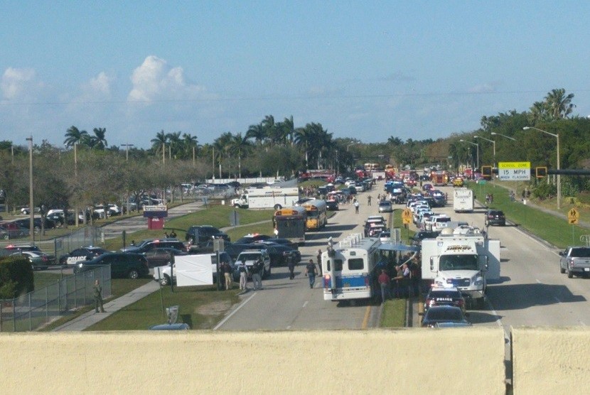 Suasana di luar gedung sekolah SMA di Florida yang diserang.