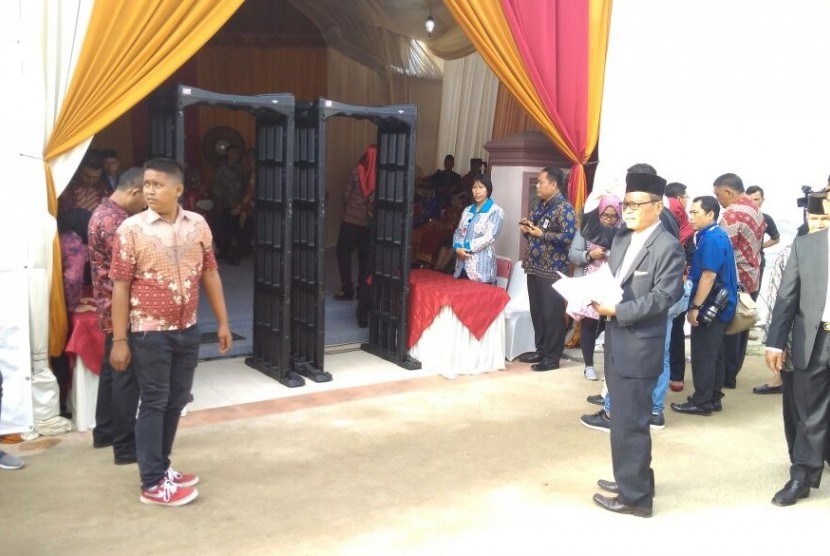 Suasana di luar lokasi acara Mangalehan Marga atau pemberian marga kepada Kahiyang Ayu di kediaman paman Bobby Nasution, Selasa (21/11)