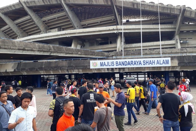Suasana di luar Stadion Shah Alam, Malaysia, jelang laga semifinal SEA Games 2017, Indonesia lawan Malaysia, Sabtu (26/8).