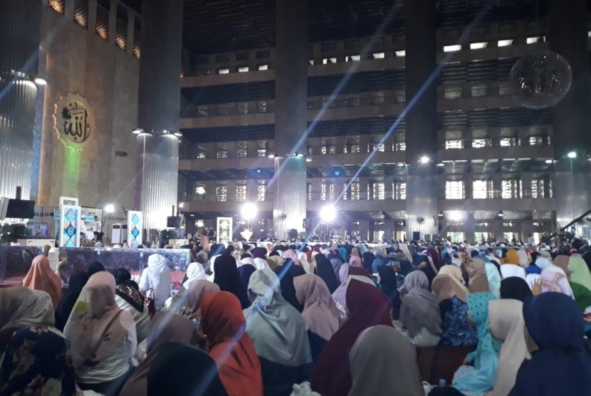 Suasana di Masjid Istiqlal, Jakarta Pusat, dalam acara Pengajian Akbar Dewan Masjid Indonesia bertajuk Persatuan Umat Islam untuk Kemaslahatan Bangsa, Rabu (25/7) pagi.