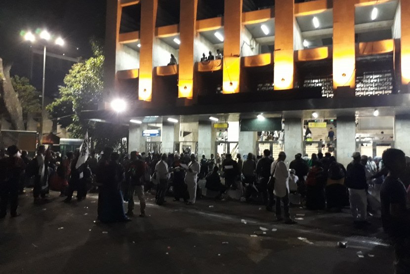 Suasana di Masjid Istiqlal, Sabtu (2/12) dini hari.