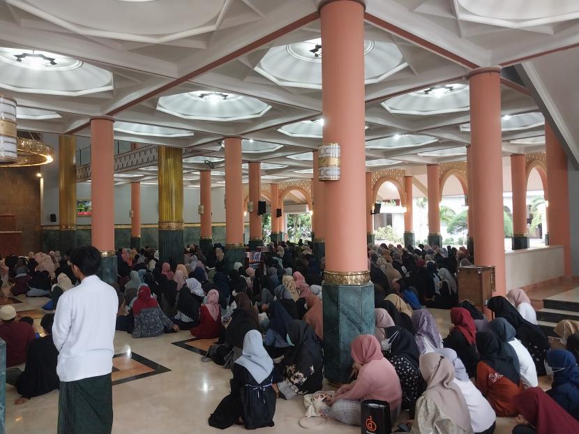 Suasana di Masjid Kampus UGM jelang berbuka puasa.