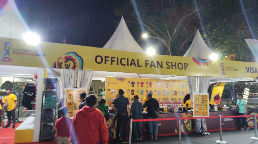 Suasana di Official Fan Shop Piala Dunia U17 di Stadion Manahan Solo. 