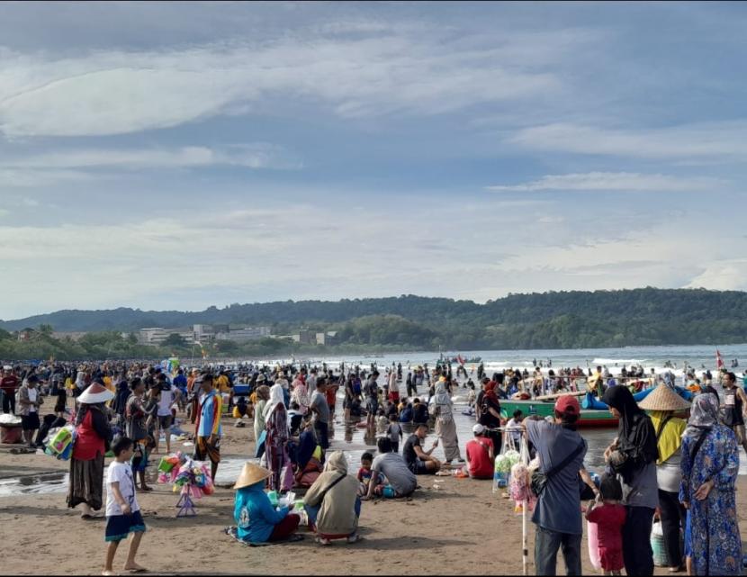 Suasana di Pantai Pangandaran, Kabupaten Pangandaran, Jawa Barat. Total wisatawan yang berkunjung ke Kabupaten Pangandaran selama 2023 mencapai 3 juta orang.