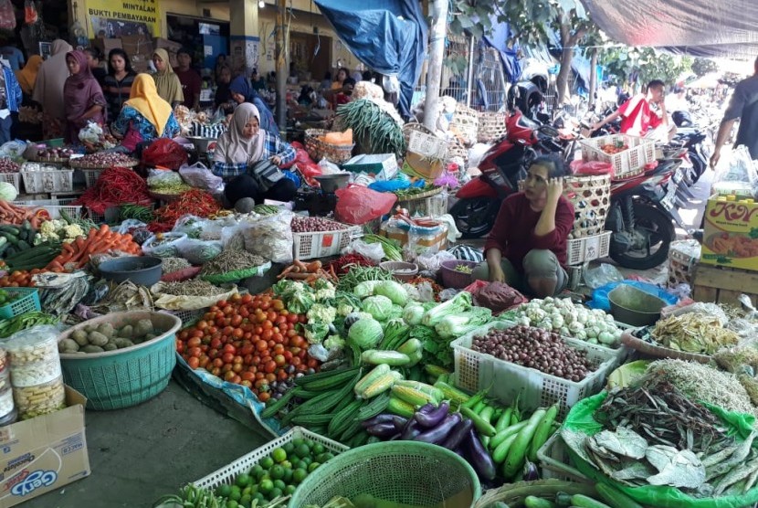 Suasana di Pasar Kebon Roek, Kota Mataram, NTB, Selasa (7/4).