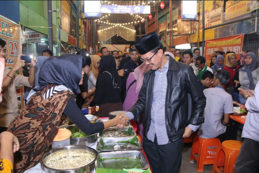Suasana di Pasar Kuliner Malam Lorong Basah.