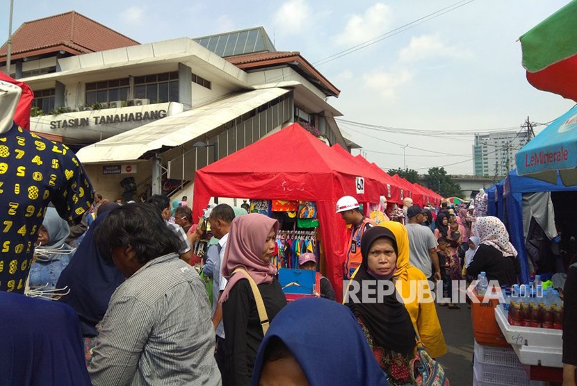 Suasana di Pasar Tanah Abang, Jalan Jati Baru Raya, Jakarta Pusat. 