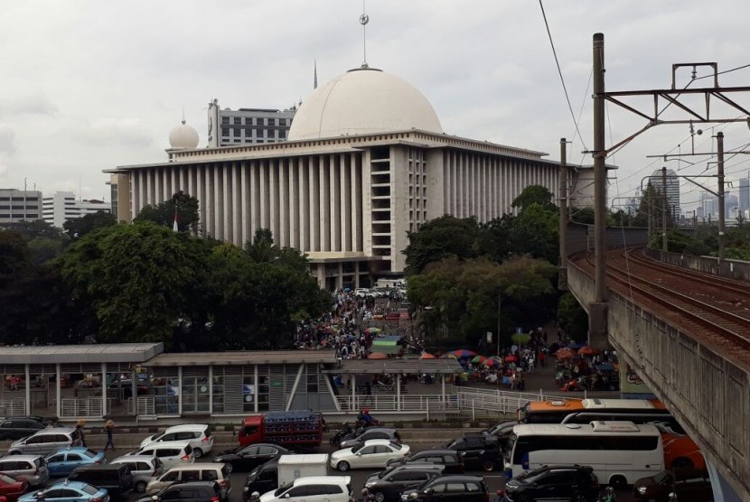 Suasana di pintu timur Masjid Istiqlal, massa Aksi 313 terlihat tidak seramai aksi-aksi sebelumnya, Jumat (31/3)