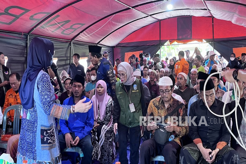 Suasana di posko pengungsian dan pertolongan Pondok Pesantren Al Khoziny, Sidoarjo, Jawa Timur, Kamis (2/10/2025).