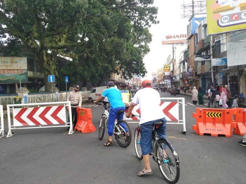Suasana di pusat pertokoan Jalan KH Z Mustofa Kota Tasikmalaya, Jumat (7/5). Petugas menutup akses ke kawasan itu untuk mengurai kerumunan orang, lantaran Kota Tasikmalaya masuk zona merah penyebaran Covid-19.