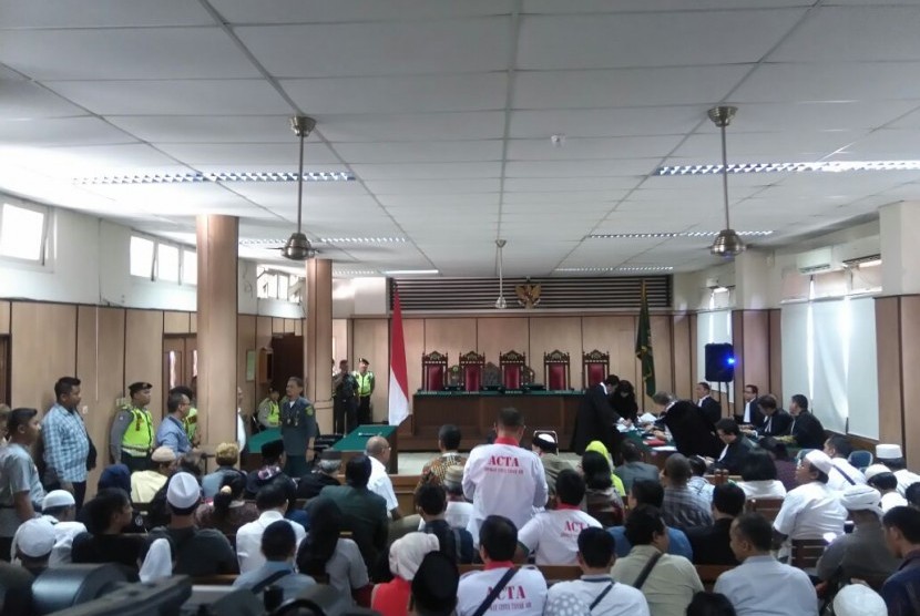 Situation at the Koesumah Atmadja court room at the former building of Central Jakarta Disrict Court minutes before the alleged blasphemy trial began on Tuesday (Dec 20). 