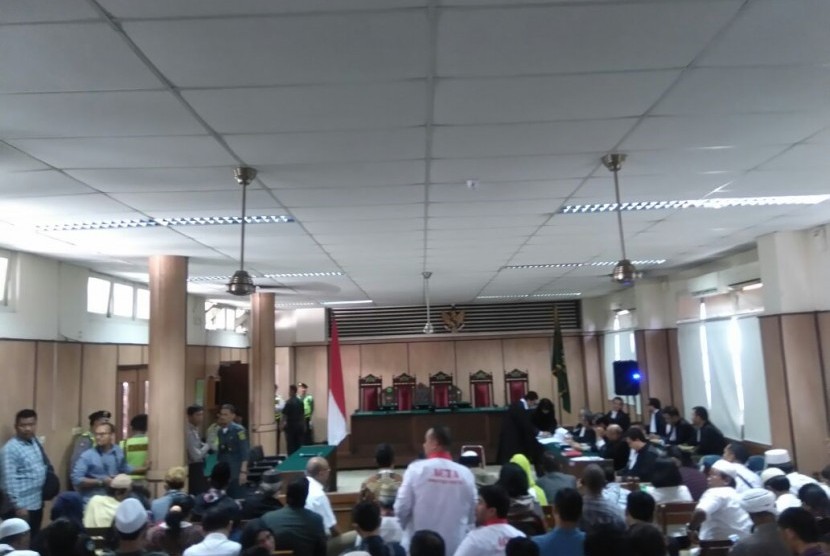 Suasana di ruang sidang Koesumah Atmadja, Eks Gedung Jakarta Pusat, jelang sidang lanjutan kasus penistaan agama dengan terdakwa Basuki Tjahaja Purnama (Ahok) di eks PN Jakarta Pusat, Jakarta, Selasa (20/12). 