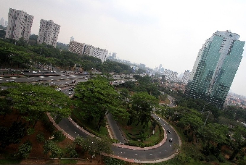  Suasana di ruas jalan Semanggi dan Gatot Subroto yang masih lengang dari kendaraan, Jakarta, Selasa (21/8). 
