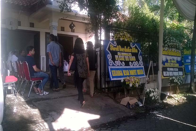 Suasana di rumah duka almarhum Ustaz Toto Tasmara di kawasan Rempoa, Ciputat, Tangerang Selatan, Rabu (9/12).