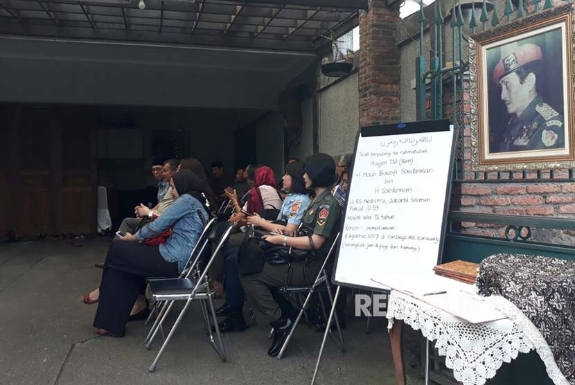 Suasana di rumah duka Basofi Sudirman, Kompleks IAPCO, Kemang Timur, Jakarta Selatan, Senin (7/8).