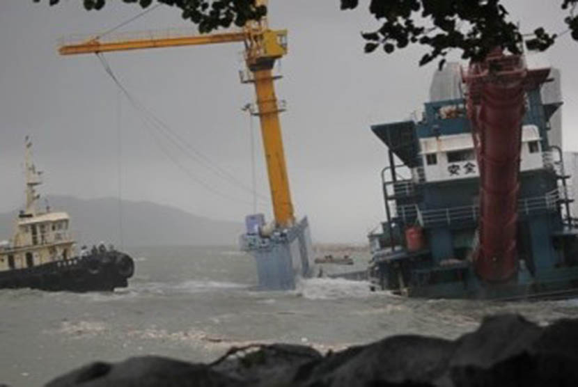 Suasana di salah satu pelabuhan di Hong Kong saat Topan menerjang / Ilustrasi 