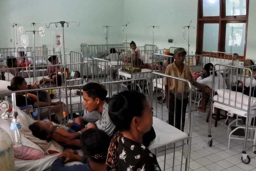 Suasana di salah satu ruangan bangsal anak khusus pasien terserang demam berdarah dengue (DBD).
