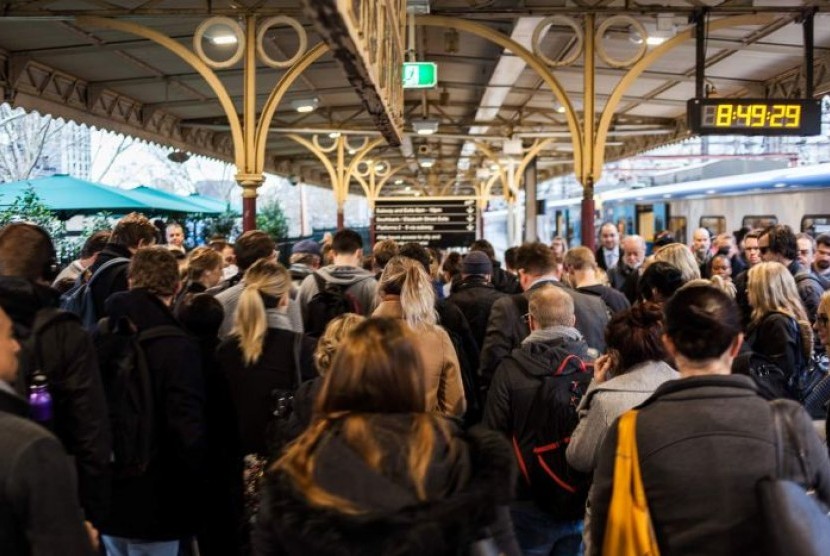 Suasana di salah satu stasiun paling sibuk di Melbourne Flinders Street Station, Melbourne, Australia.