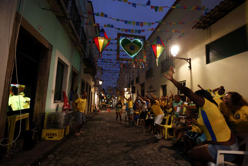 Suasana di salah satu sudut kota di Brasil saat warga setempat menyaksikan Timnas Brasil menghadapi Kroasia di laga Grup A Piala Dunia 2014 pada Kamis (12/6). 