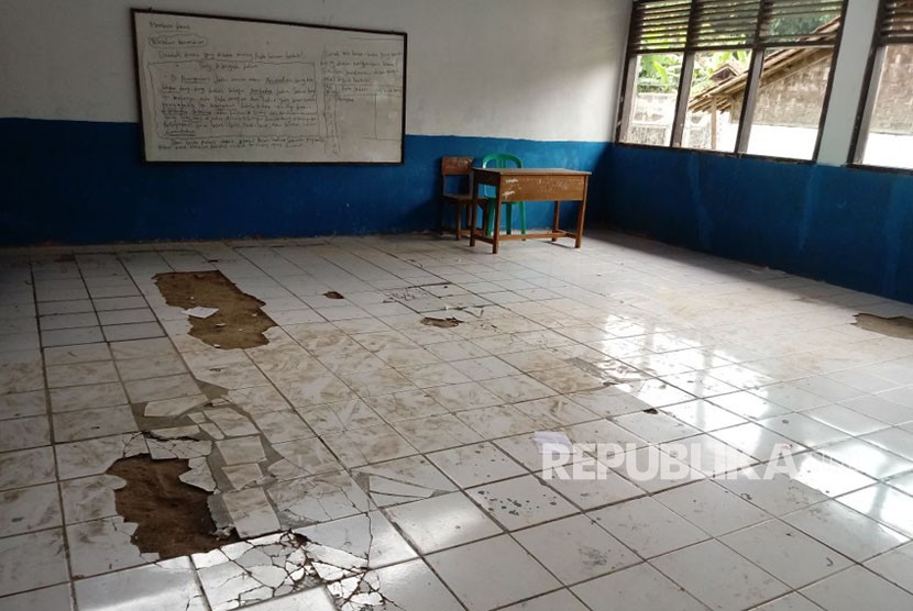 Suasana di SD Negeri Sukasari 01 Kecamatan Rumpin, Bogor, Rabu (15/11). Tiga dari enam ruang kelas di sekolah tidak menggunakan meja dan kursi dikarenakan kondisi fasilitas yang sudah rusak. 200 Sekolah Butuh Perbaikan, Bogor Anggarkan Rp 30 miliar