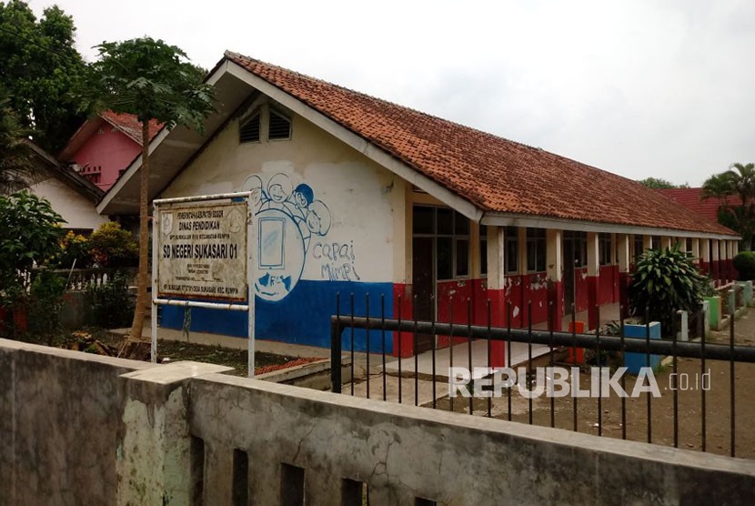 Suasana di SD Negeri Sukasari 01 Kecamatan Rumpin, Bogor, Rabu (15/11). Tiga dari enam ruang kelas di sekolah tidak menggunakan meja dan kursi dikarenakan kondisi fasilitas yang sudah rusak. 