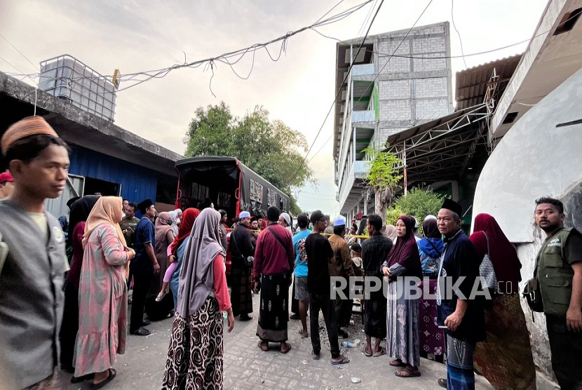 Suasana di sekitar area Pondok Pesantren (Ponpes) Al Khoziny di Sidoarjo, Jawa Timur, Rabu (1/10/2025).