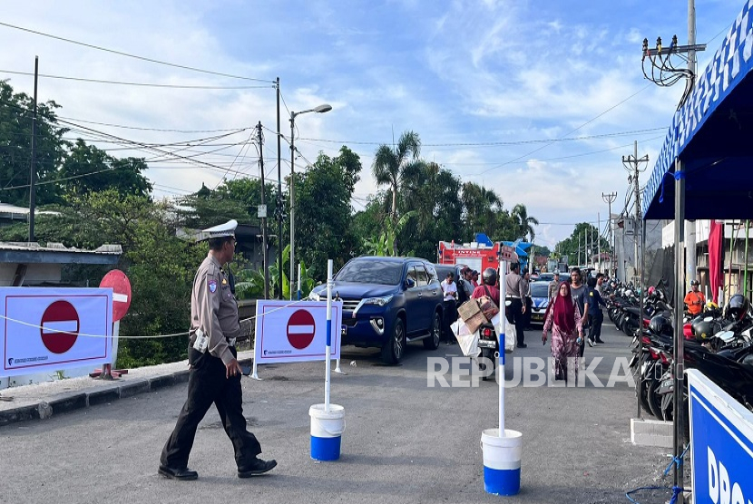 Suasana di sekitar area Pondok Pesantren (Ponpes) Al Khoziny di Sidoarjo, Jawa Timur, Rabu (1/10/2025).