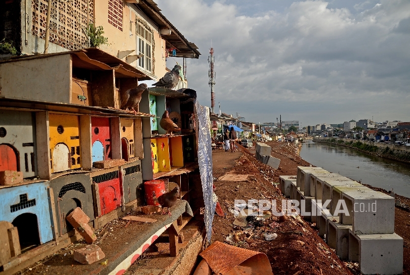 Suasana di sekitar area proyek normalisasi Kali Cliwung di Kelurahan Bukit Duri, Jakarta, Senin (9/1).