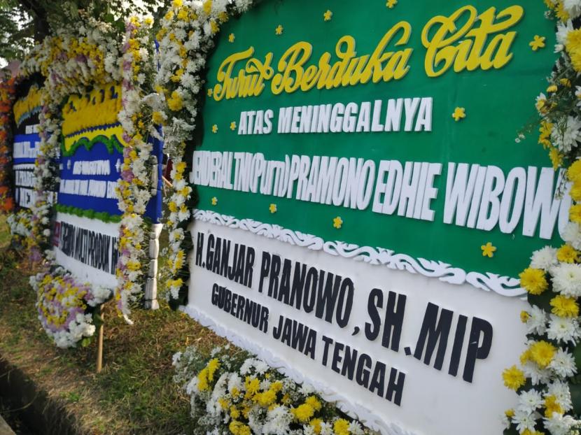Suasana di sekitar kediaman Jenderal (Purn) Pramono Edhie Wibowo jelang upacara persemayaman, Puri Cikeas, Bogor, Jawa Barat, Ahad  (14/6)
