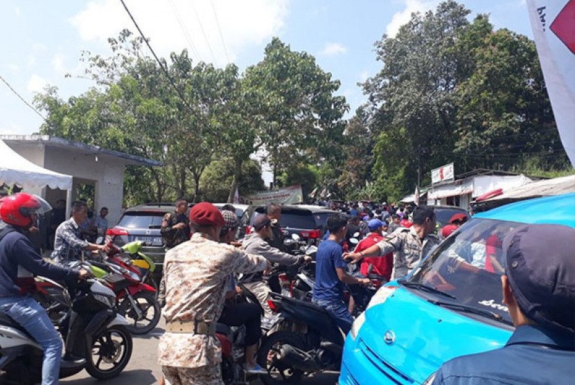 Suasana di sekitar kediaman Prabowo Subianto, tempat digelarnya Rakornas Partai Gerindra di Desa Babakan Madang, Bogor, Jabar, Rabu (11/4)