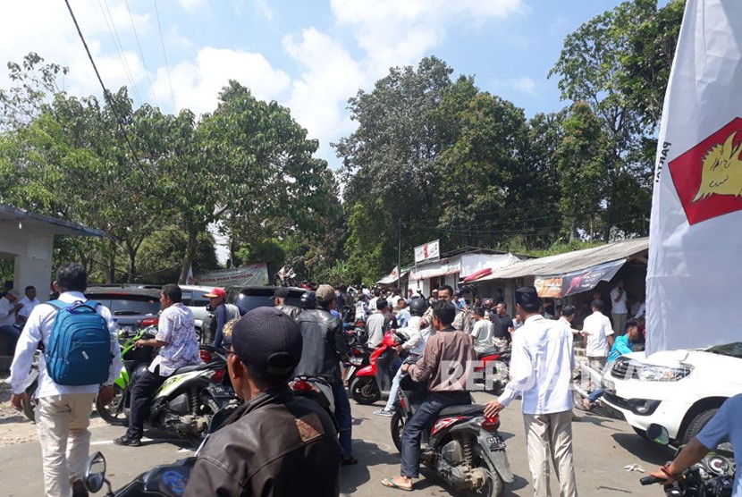 Suasana di sekitar kediaman Prabowo Subianto, tempat digelarnya Rakornas Partai Gerindra di Desa Babakan Madang, Bogor, Jabar, Rabu (11/4).