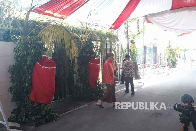 Warga Diminta Saksikan Pernikahan Kahiyang Dari Mulut Gang Republika