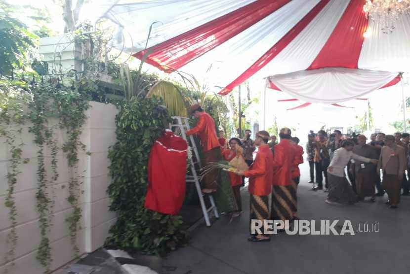 Suasana di sekitar kediaman Presiden Joko Widodo menjelang acara Siraman Kahiyang Ayu, Selasa (7/11).  