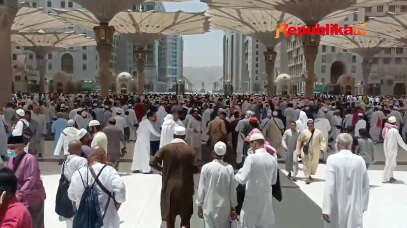 Suasana di sekitar Masjid Nabawi, Madinah.