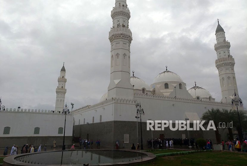 Suasana di sekitar Masjid Quba di Kota Madinah. Di sebelah masjid ini ada Masjid Adh-Dhair yang dibangun orang munafik untuk memecah belah umat Islam.
