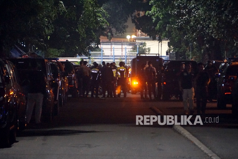 Suasana di sekitar tempat kejadian perkara penikaman anggota polisi di depan Masjid Falatehan , Jakarta Selatan, Jumat (30/6).