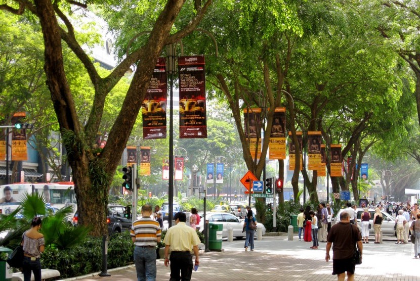 Suasana di sepanjang pusat perbelanjaan Singapura, Orchard Road.