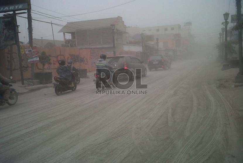 Suasana di Simpang Lima Gumul Kecamatan Pare, Kediri, yang tertutup abu Vulkanik Gunung Kelud (Ilustrasi)