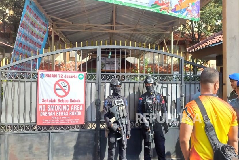 Foto Pria Bersenjata Terkapar di SMA 74 Disebut Murid Sekolah