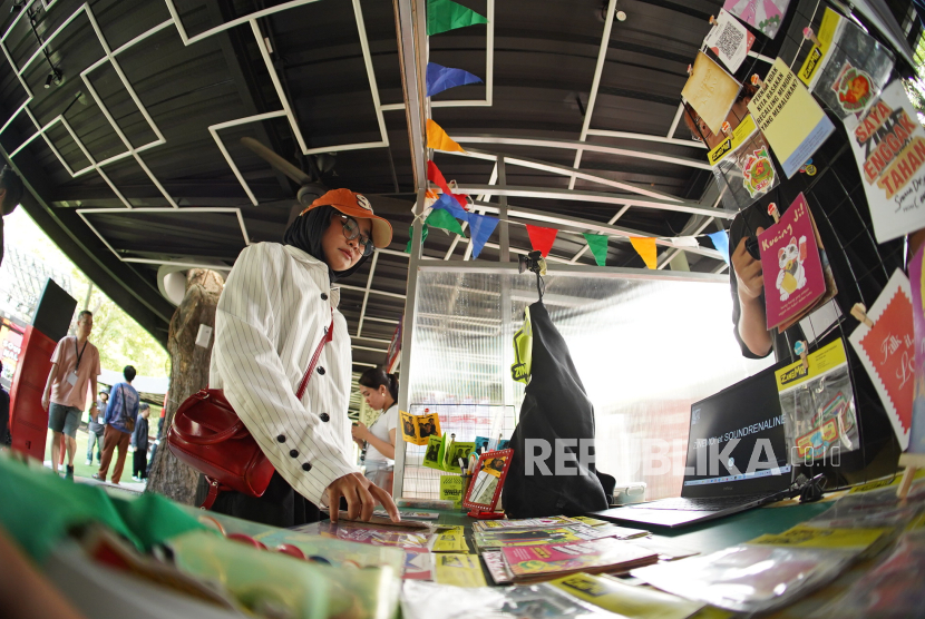 Suasana di Soundrenaline 2025, Makassar, pada akhir pekan lalu. Sebanyak 3.500 penonton meramaikan empat titik vital Makassar, mulai dari gig di Riuh Records, hangout santai di The Backyard, hingga selebrasi outdoor besar di Lapangan Parkir Phinisi Point Mall. 