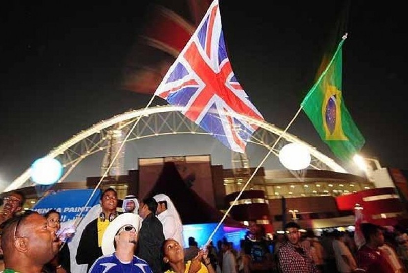 Suasana di stadion Maracana, Rio de Janeiro, para pendukung Inggris dan Brasil saling mendukung timnya