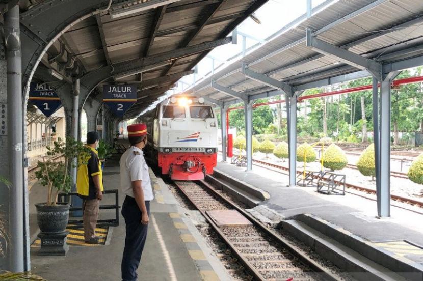 Suasana di Stasiun Jember, Jawa Timur. Tiket sejumlah kereta api untuk masa angkutan Lebaran 2023 di wilayah Daerah Operasi 9 Jember okupansinya sudah 100 persen atau terjual habis untuk jadwal keberangkatan pada tanggal tertentu.