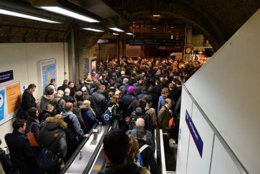 Suasana di stasiun KA di London