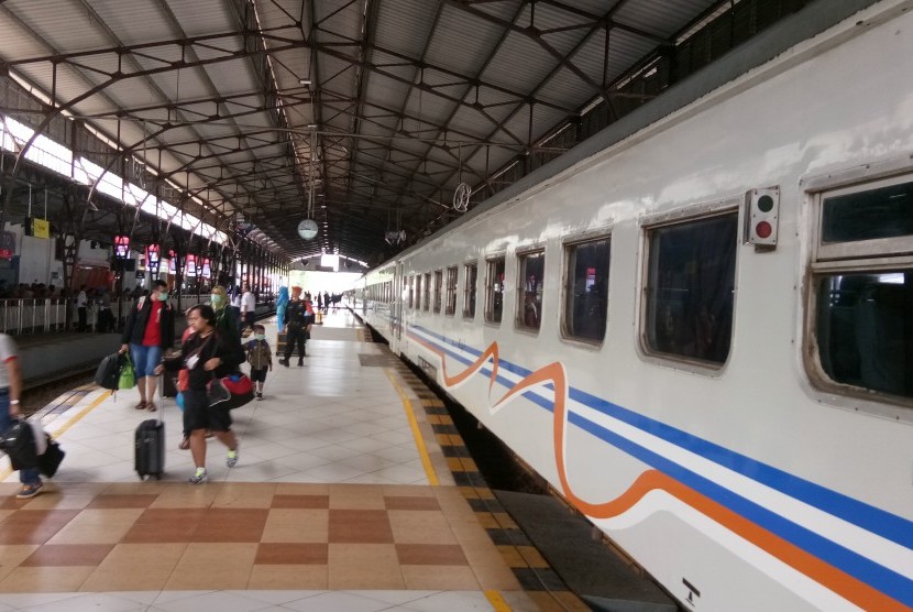 PT KAI Luncurkan Kereta Penolong untuk Evakuasi Penumpang | Republika