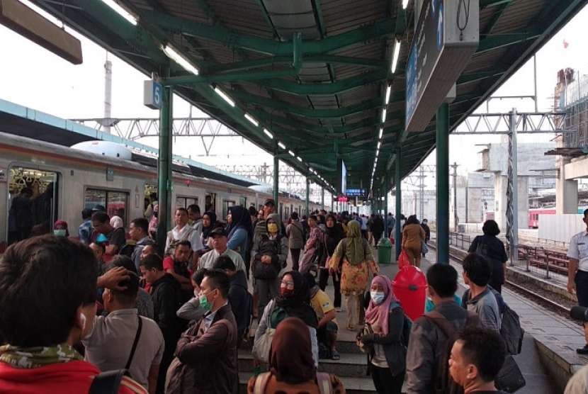  Suasana di Stasiun Manggarai pada Senin (13/8) pagi. Penumpang masih kebingungan soal perubahan jalur peron di Stasiun Manggarai.
