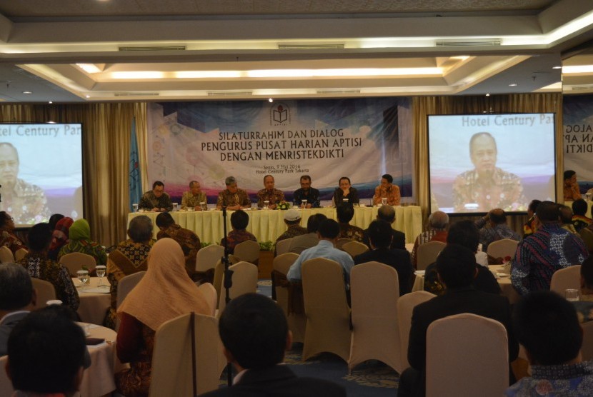 Suasana dialog Pengurus Aptisi 2016-2020 dengan Menristekdikti Muhammad Nasir di Jakarta, Senin (9/5).