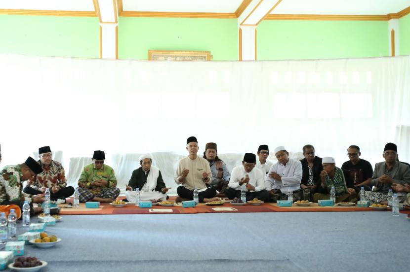 Suasana diskusi bersama Pengasuh Ponpes Gedongan, KH Abdul Hayyi Imam. 