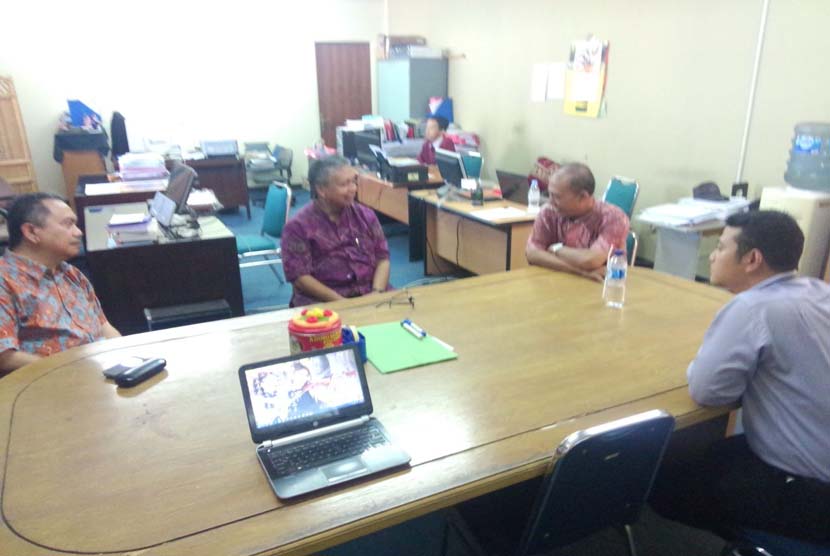 Suasana diskusi ekonomi kerakyatan yang digelar oleh Indonesia Bermutu di Kampus UNJ Jakarta, Kamis (14/4).