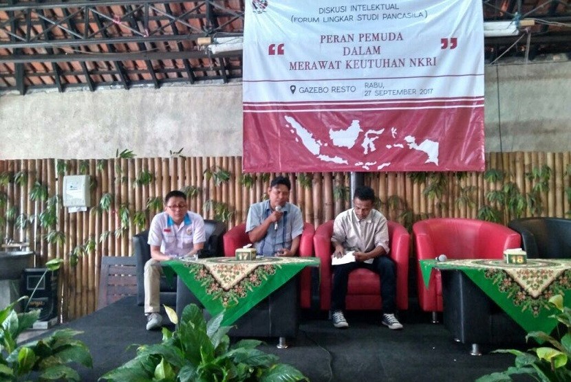 Suasana diskusi mahasiswa yang diadakan Lingkar Studi Pancasila Kota Malang di Gazebo Resto, Tlogomas, Rabu (27/9).